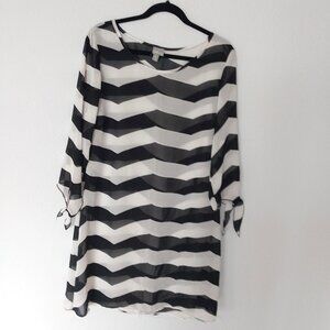 Vanity Vintage Black and White Chevron Print Swimsuit Beach Cover Top